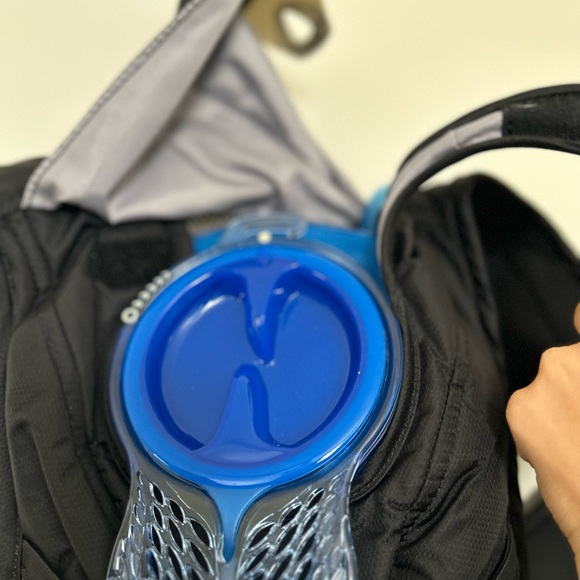 BRAND NEW CAMELBAK: l hiking vest 70OZ - Picture 8 of 8